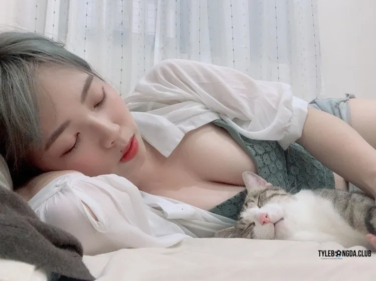 Ảnh gái xinh vòng 1 to tròn nằm ngủ đáng yêu với con mèo 