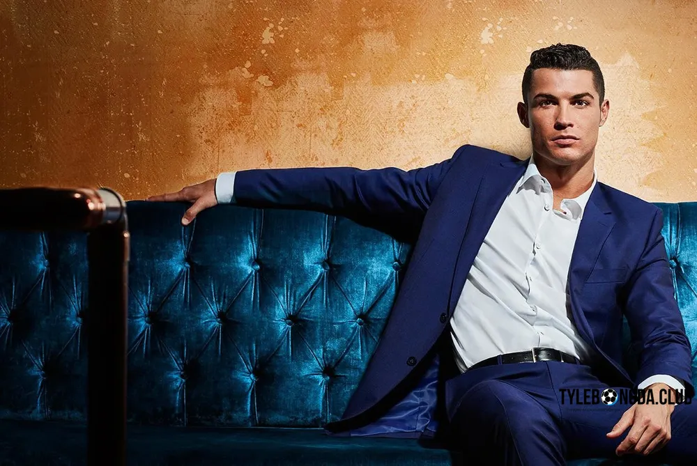 Ảnh Ronaldo lịch lãm với áo vest