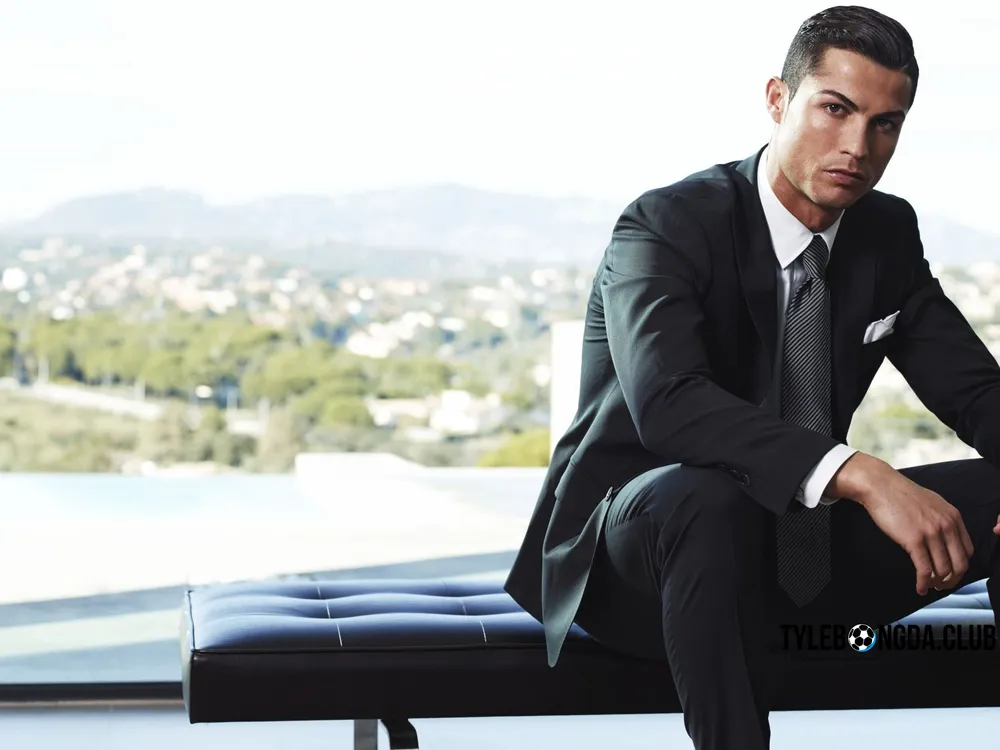 Hình ảnh Ronaldo đẹp trai bên cạnh người đẹp chân dài